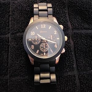 Geneva Elegant Black and Gold Timepiece